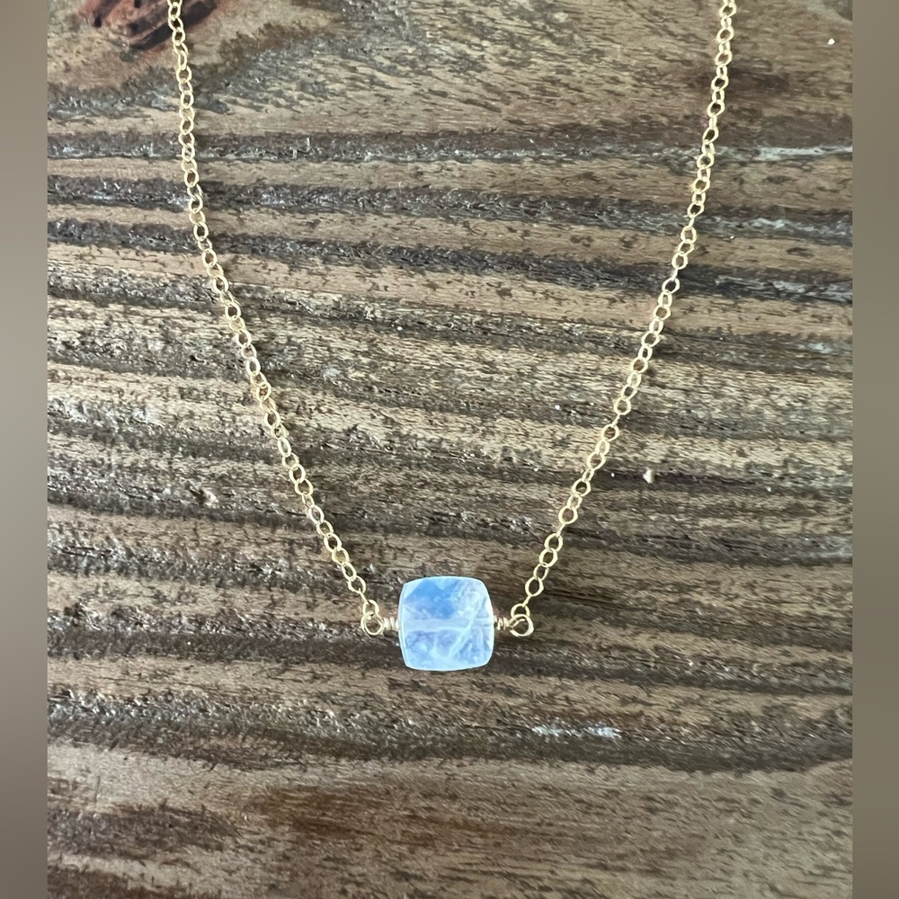 Elegant Gold Necklace with Iridescent Stone